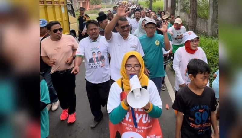 Sholawat Menggema Iringi Dr Helmi Sapa Warga di Pasar Tumpah Desa Karangsari