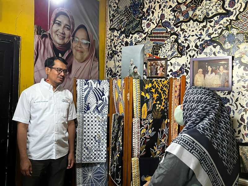 dr. Helmi Budiman : Batik Tulis Garutan Salah Satu Ciri Khas Kabupaten Garut Yang Harus Dilestarikan